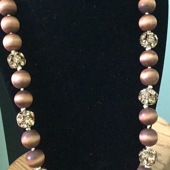 Gorgeous wood and crystal necklace - Picture 2 of 3